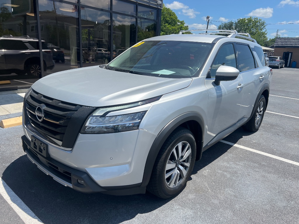 2023 Nissan Pathfinder SL 4WD's photo