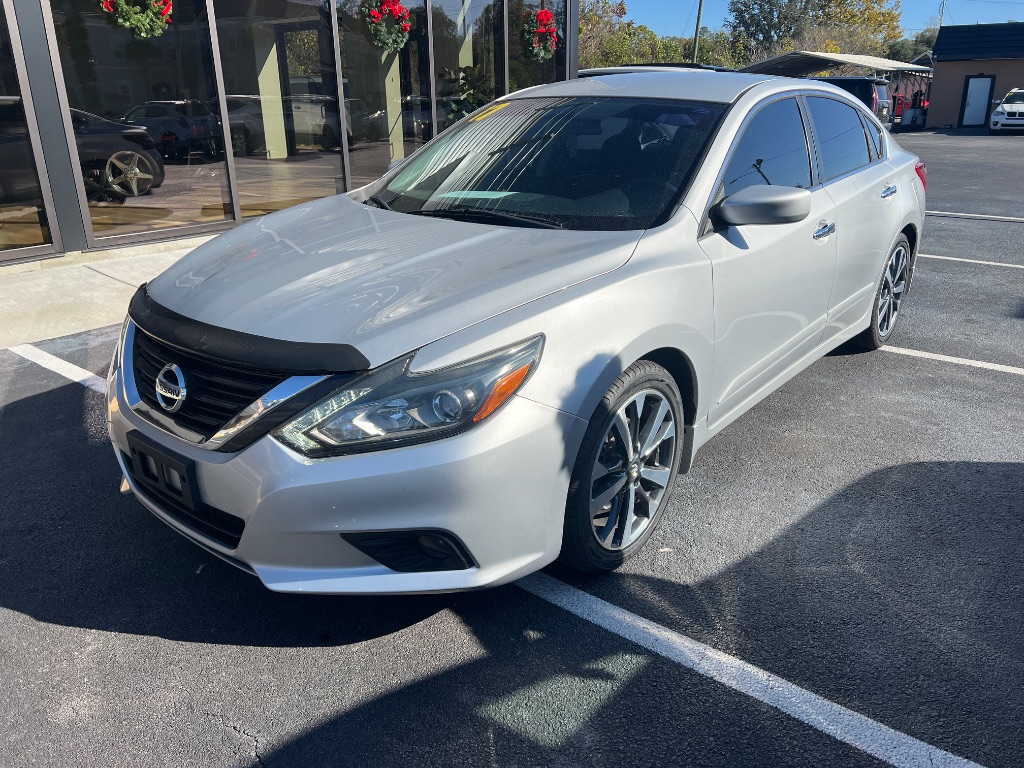 2017 Nissan Altima SR's photo